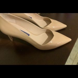 Stuwart Weitzman . Nude Pumps, patent leather.